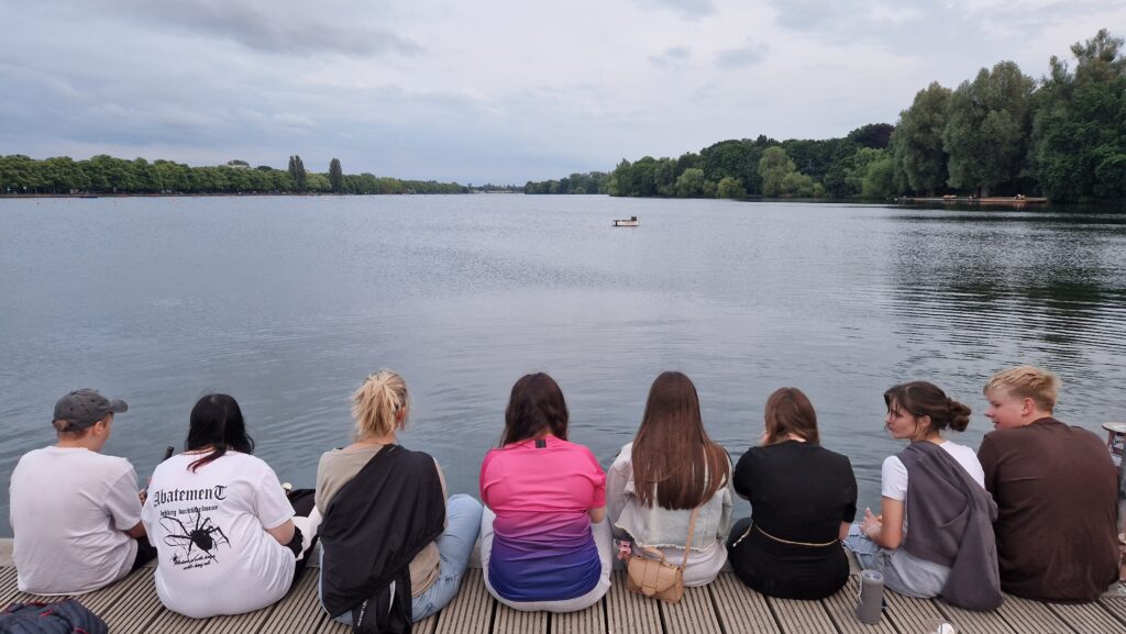 Wir chillten mit Musik am Maschsee. Beim Pommesessen mussten wir uns vor den Gänsen in Sicherheit bringen.